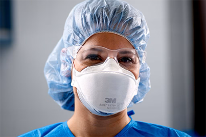 Un travailleur de la santé portant un respirateur N95.