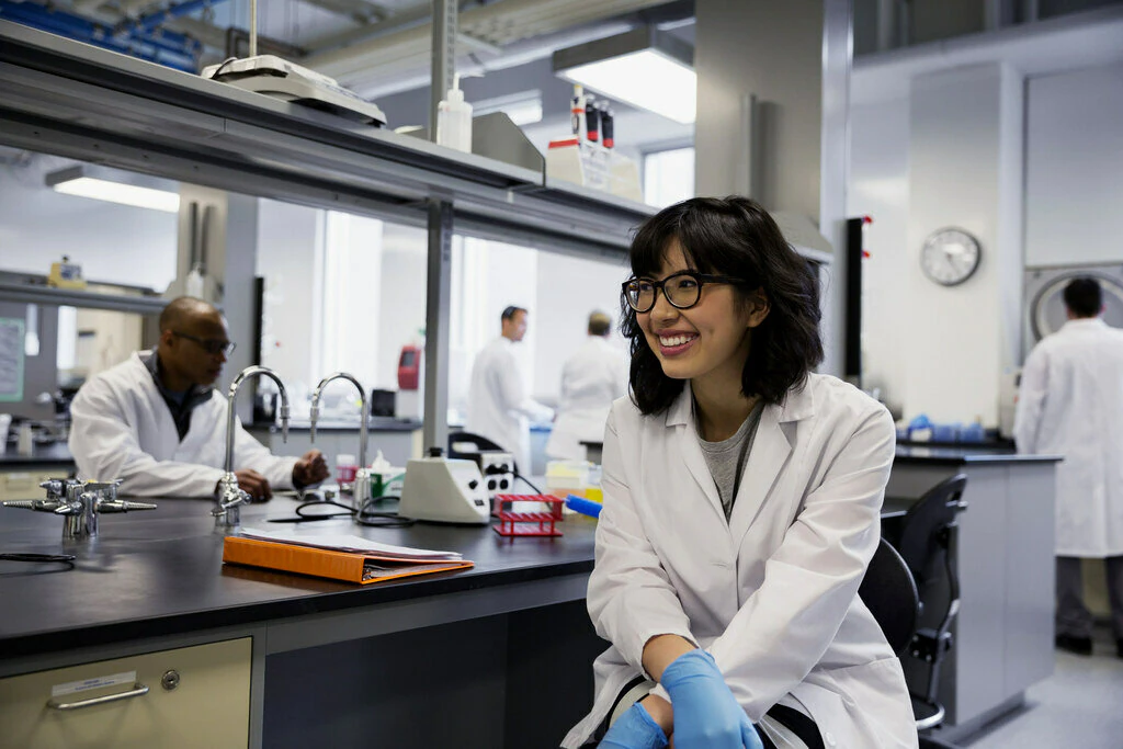 Une scientifique souriant dans un laboratoire